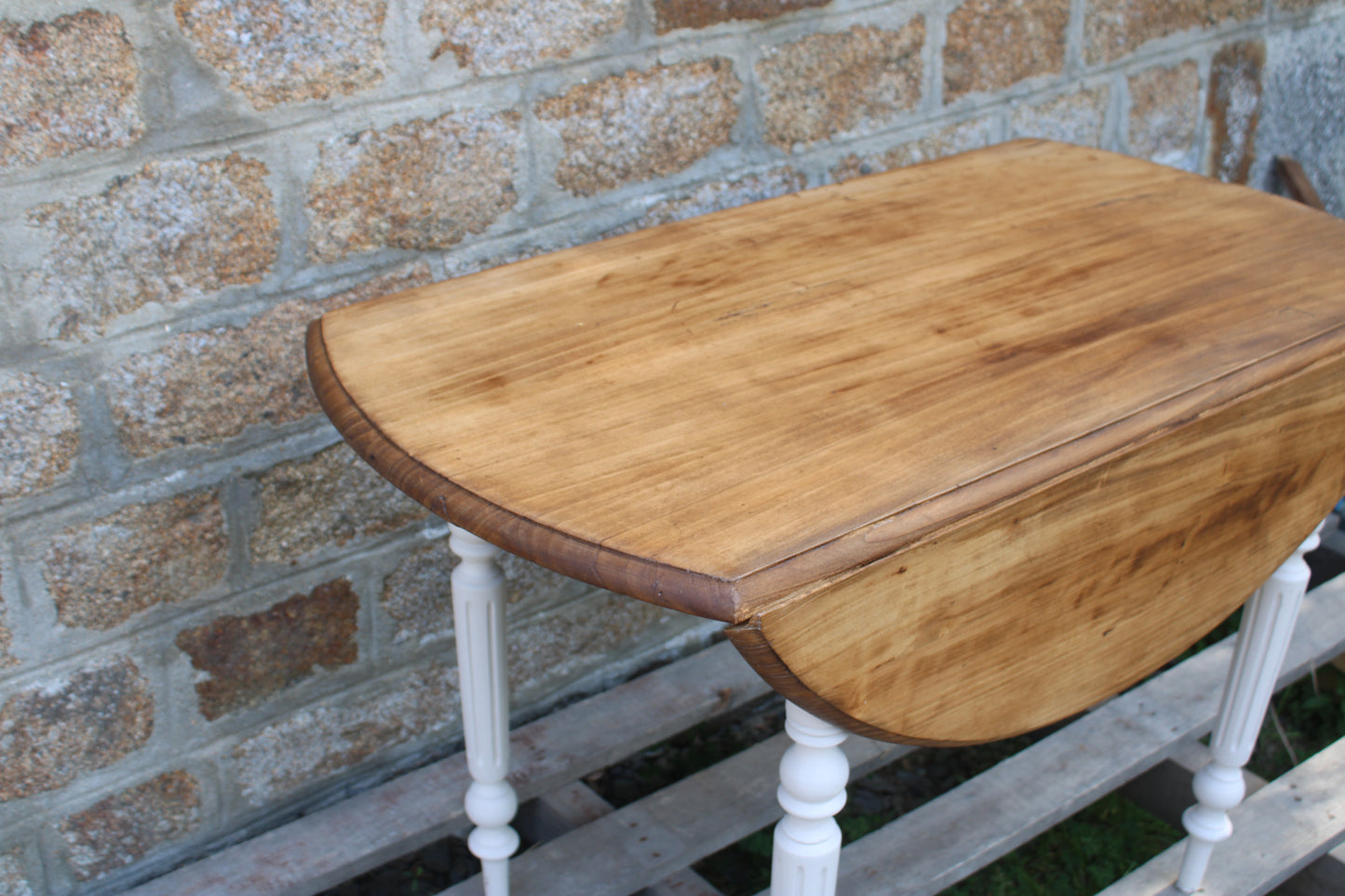 Table ronde rabattable vintage – piètement blanc cassé & plateau bois vernis - VENDU