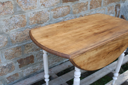 Table ronde rabattable vintage – piètement blanc cassé & plateau bois vernis - VENDU