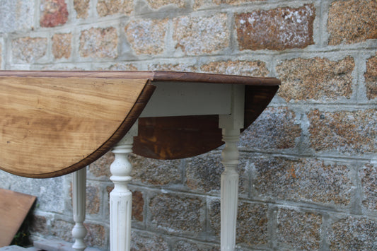Table ronde rabattable vintage – piètement blanc cassé & plateau bois vernis - VENDU