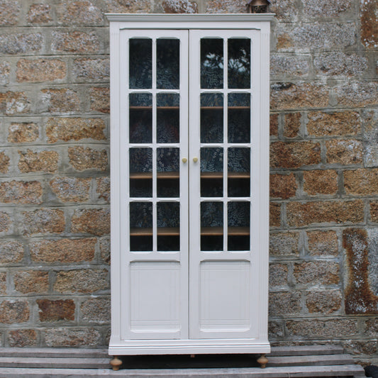 Vitrine parisienne ancienne rénovée – blanc cassé