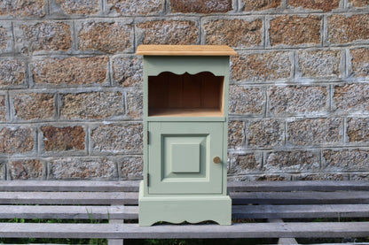 Chevet vintage en pin rénové – Vert Lézard Pure & Paint – Plateau bois naturel