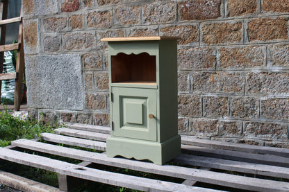 Chevet vintage en pin rénové – Vert Lézard Pure & Paint – Plateau bois naturel