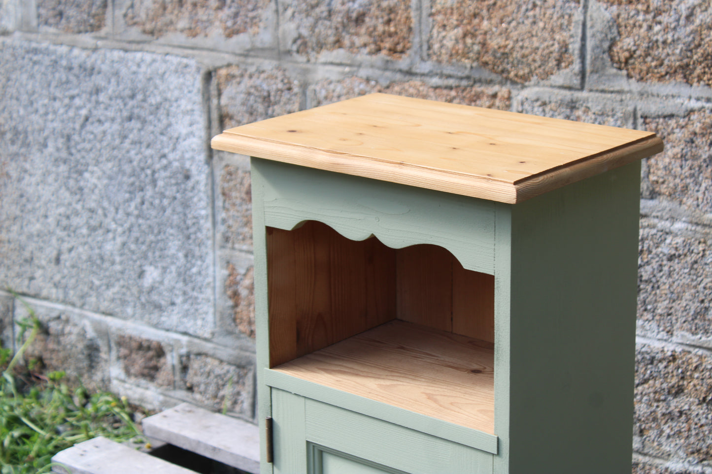 Chevet vintage en pin rénové – Vert Lézard Pure & Paint – Plateau bois naturel