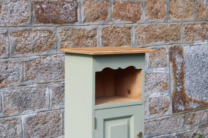 Chevet vintage en pin rénové – Vert Lézard Pure & Paint – Plateau bois naturel