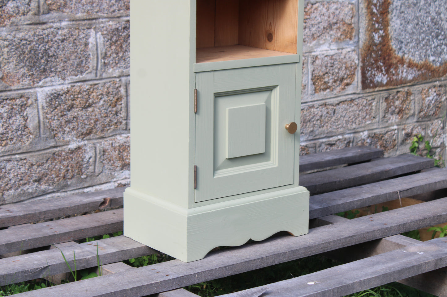 Chevet vintage en pin rénové – Vert Lézard Pure & Paint – Plateau bois naturel