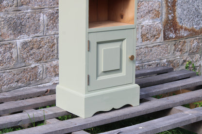 Chevet vintage en pin rénové – Vert Lézard Pure & Paint – Plateau bois naturel