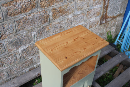 Chevet vintage en pin rénové – Vert Lézard Pure & Paint – Plateau bois naturel