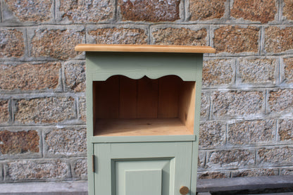 Chevet vintage en pin rénové – Vert Lézard Pure & Paint – Plateau bois naturel