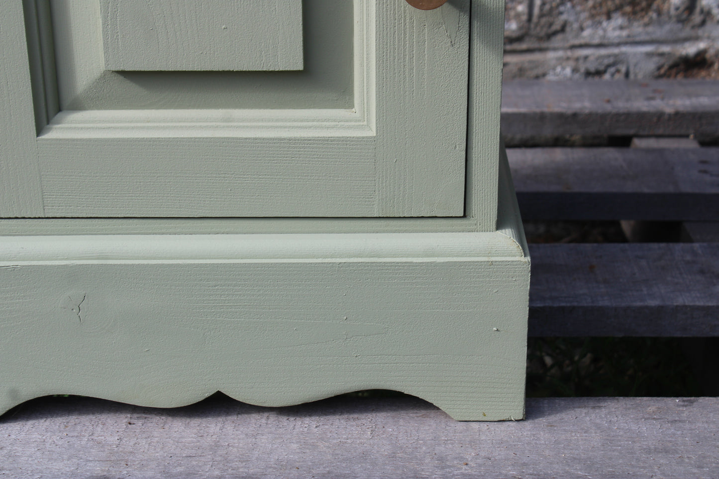 Chevet vintage en pin rénové – Vert Lézard Pure & Paint – Plateau bois naturel