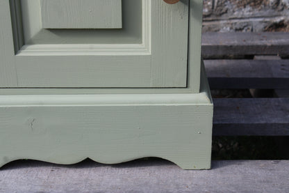 Chevet vintage en pin rénové – Vert Lézard Pure & Paint – Plateau bois naturel