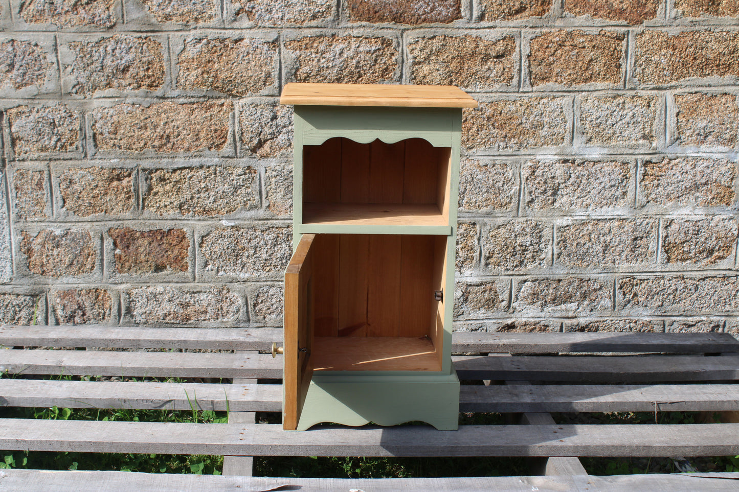 Chevet vintage en pin rénové – Vert Lézard Pure & Paint – Plateau bois naturel
