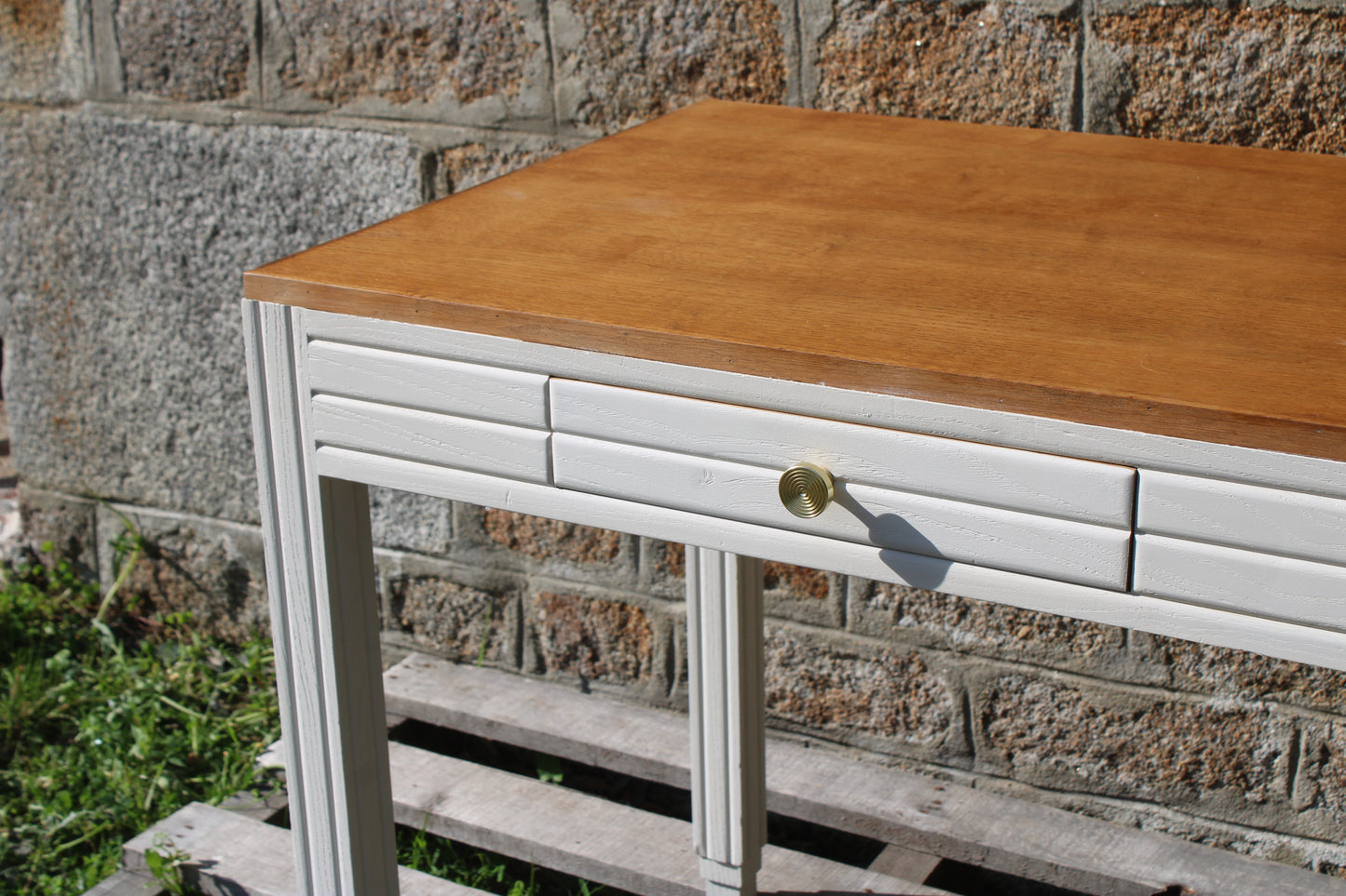 Petit bureau esprit Art Déco console Art Déco rénovée – blanc beige “Troublant” & plateau bois - VENDU