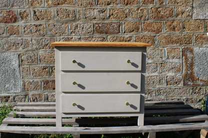 Commode en pin massif rénovée – Beige Galuchat & bois verni – 3 tiroirs - VENDU