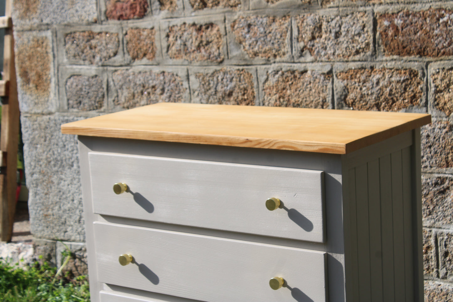 Commode en pin massif rénovée – Beige Galuchat & bois verni – 3 tiroirs - VENDU