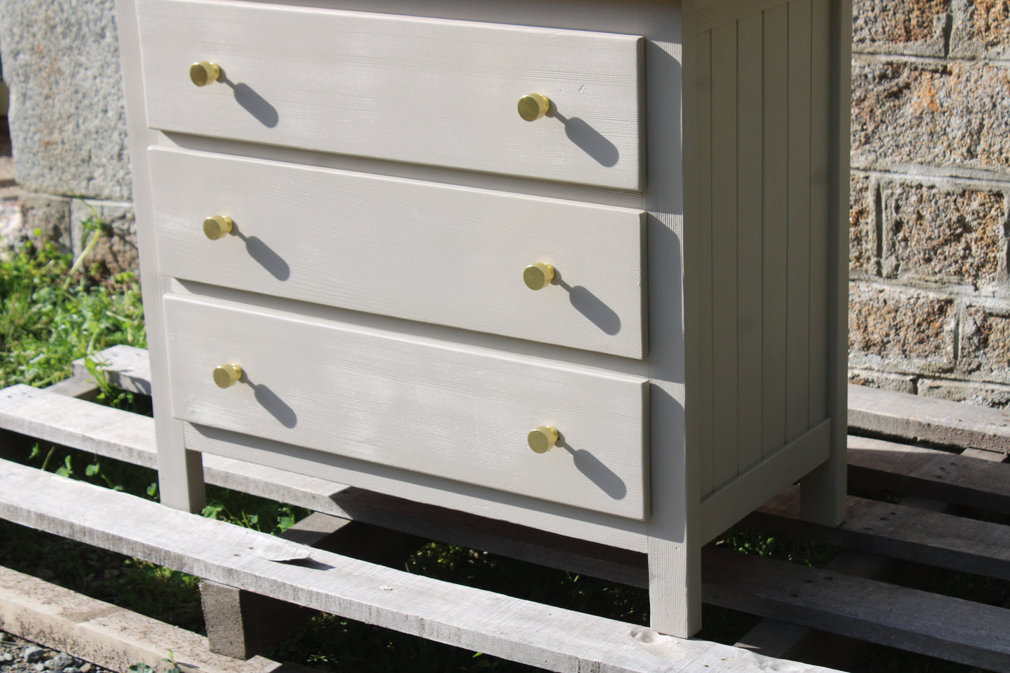 Commode en pin massif rénovée – Beige Galuchat & bois verni – 3 tiroirs - VENDU
