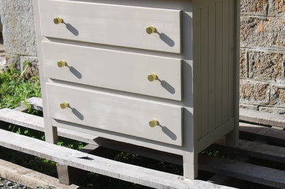 Commode en pin massif rénovée – Beige Galuchat & bois verni – 3 tiroirs - VENDU