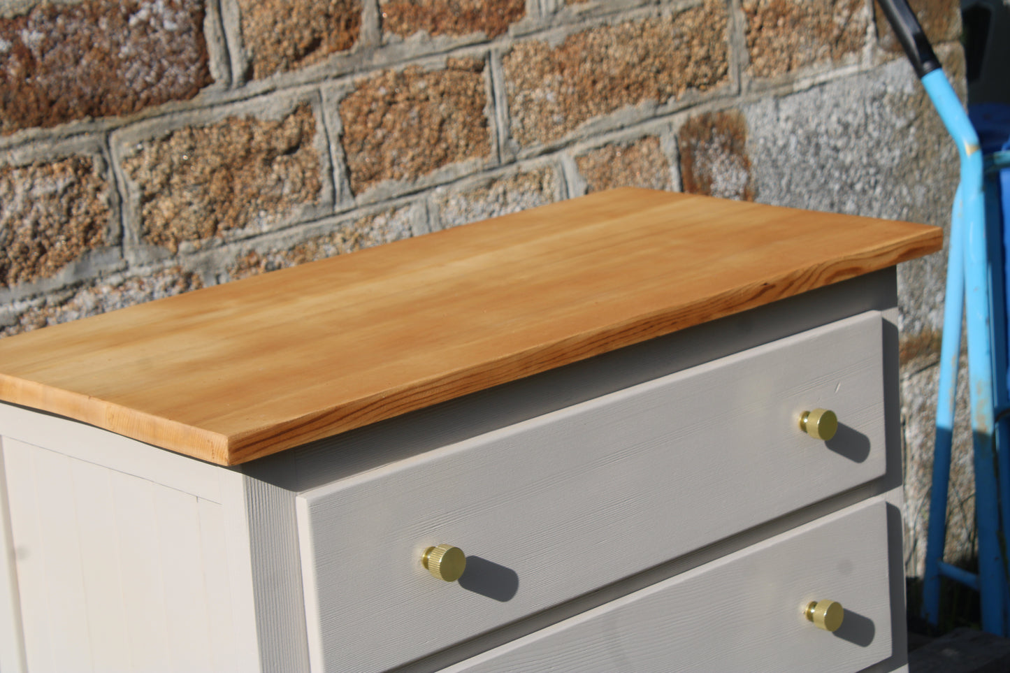 Commode en pin massif rénovée – Beige Galuchat & bois verni – 3 tiroirs - VENDU