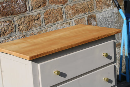 Commode en pin massif rénovée – Beige Galuchat & bois verni – 3 tiroirs - VENDU