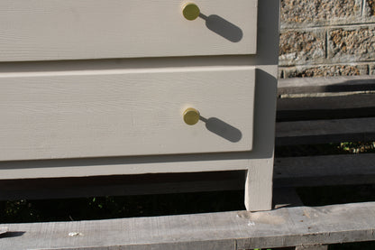 Commode en pin massif rénovée – Beige Galuchat & bois verni – 3 tiroirs - VENDU