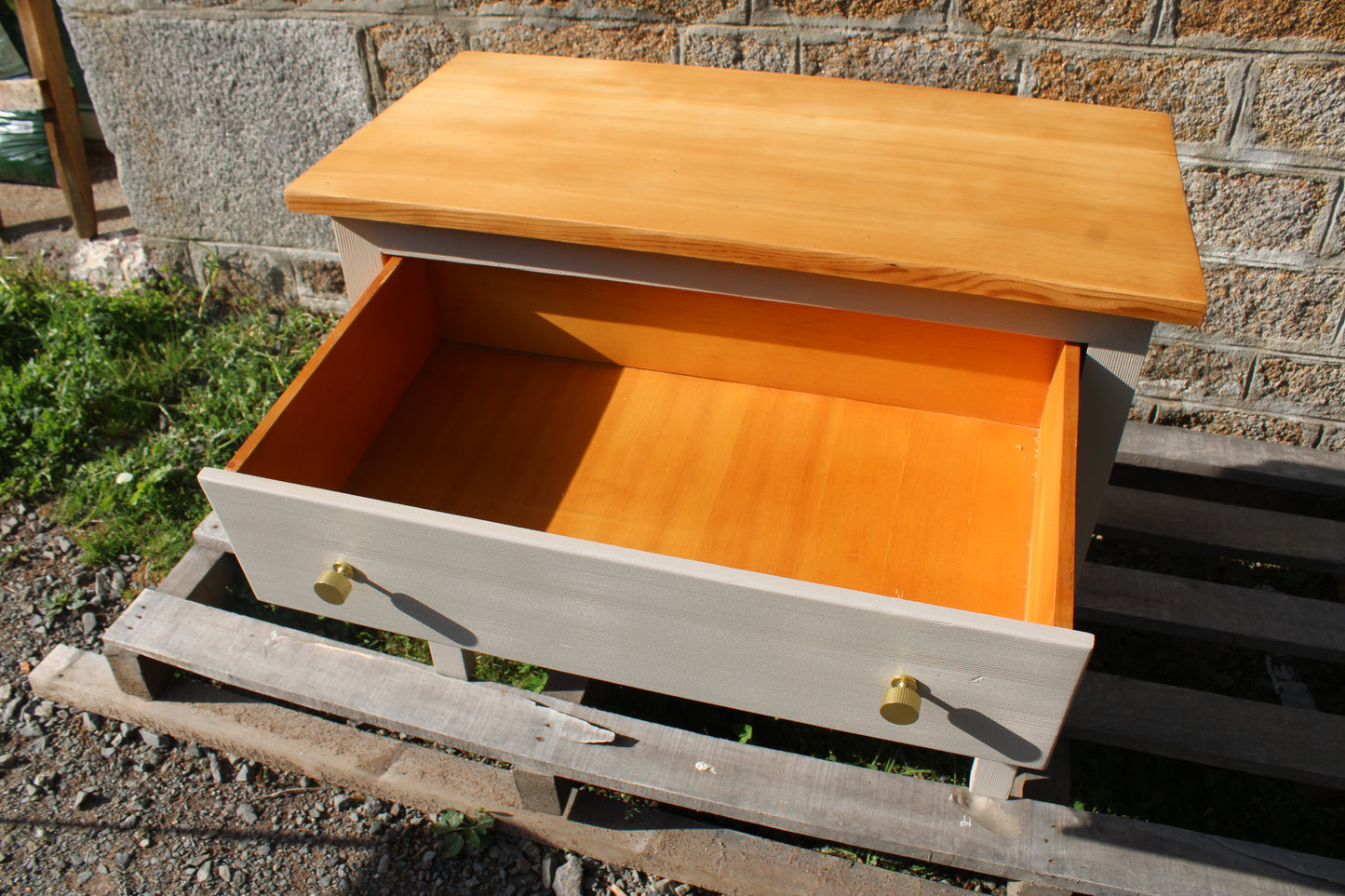 Commode en pin massif rénovée – Beige Galuchat & bois verni – 3 tiroirs - VENDU