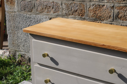Commode en pin massif rénovée – Beige Galuchat & bois verni – 3 tiroirs - VENDU