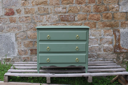 Commode vintage vert Treillis – poignées dorées & intérieur tapissé - VENDU
