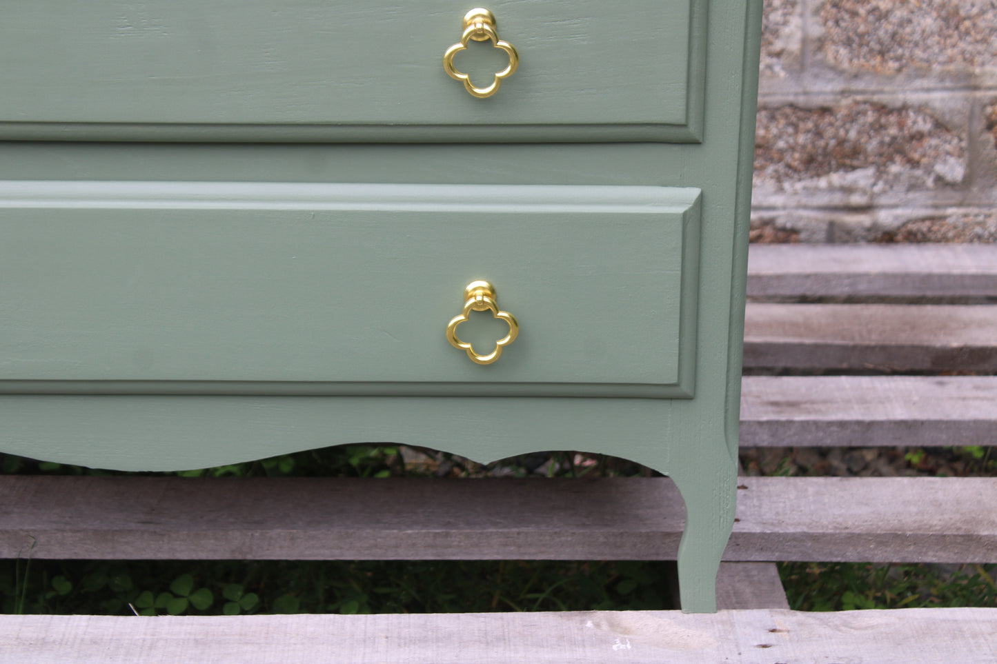 Commode vintage vert Treillis – poignées dorées & intérieur tapissé - VENDU