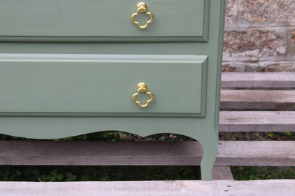 Commode vintage vert Treillis – poignées dorées & intérieur tapissé - VENDU