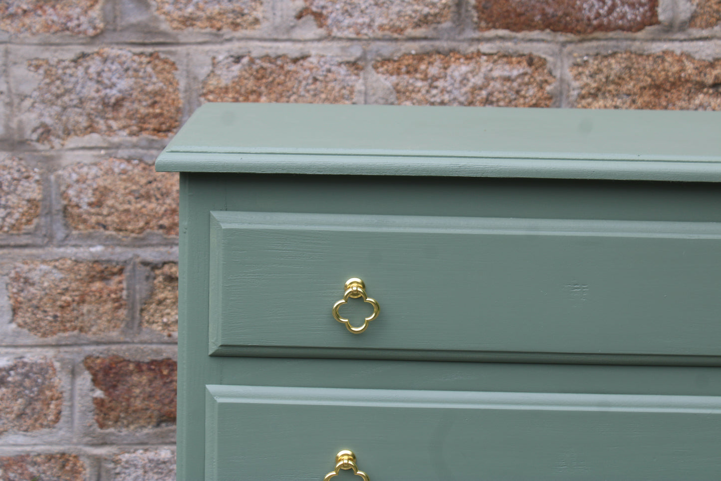 Commode vintage vert Treillis – poignées dorées & intérieur tapissé - VENDU