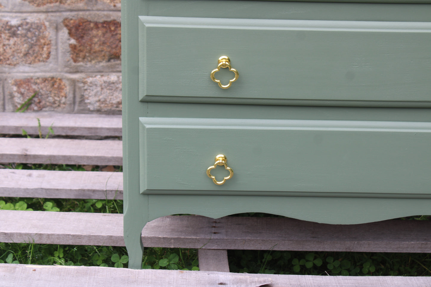 Commode vintage vert Treillis – poignées dorées & intérieur tapissé - VENDU