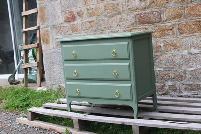 Commode vintage vert Treillis – poignées dorées & intérieur tapissé - VENDU