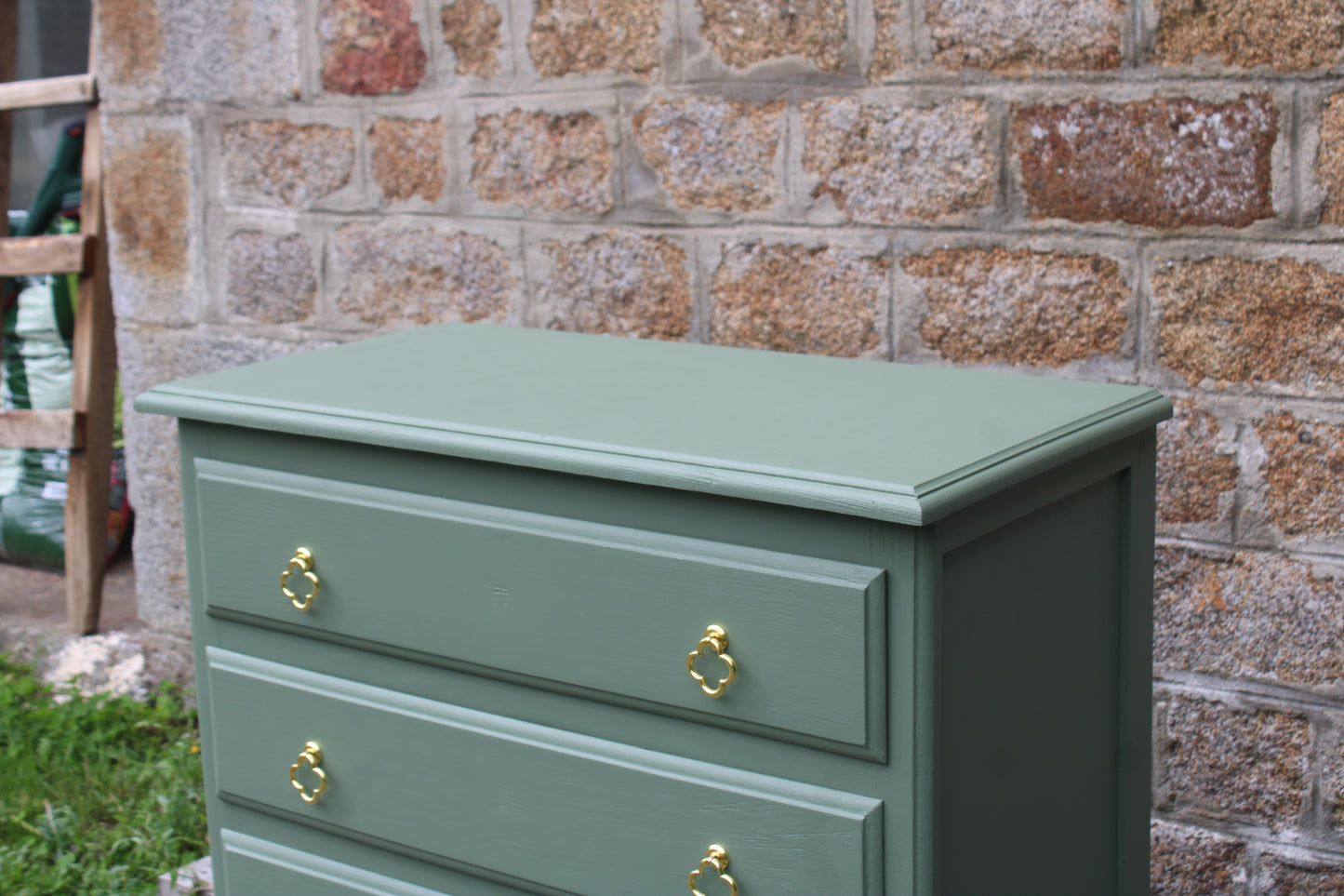 Commode vintage vert Treillis – poignées dorées & intérieur tapissé - VENDU