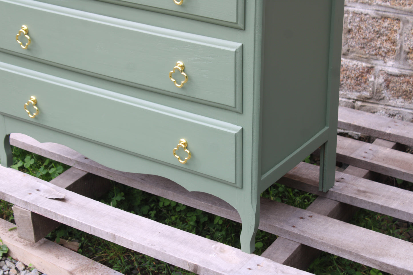 Commode vintage vert Treillis – poignées dorées & intérieur tapissé - VENDU