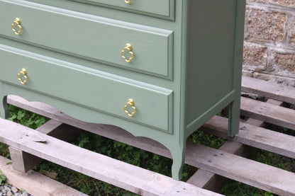 Commode vintage vert Treillis – poignées dorées & intérieur tapissé - VENDU