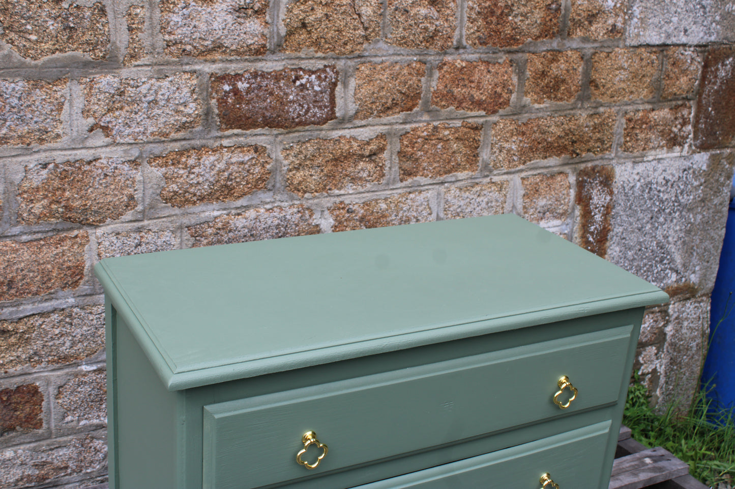 Commode vintage vert Treillis – poignées dorées & intérieur tapissé - VENDU