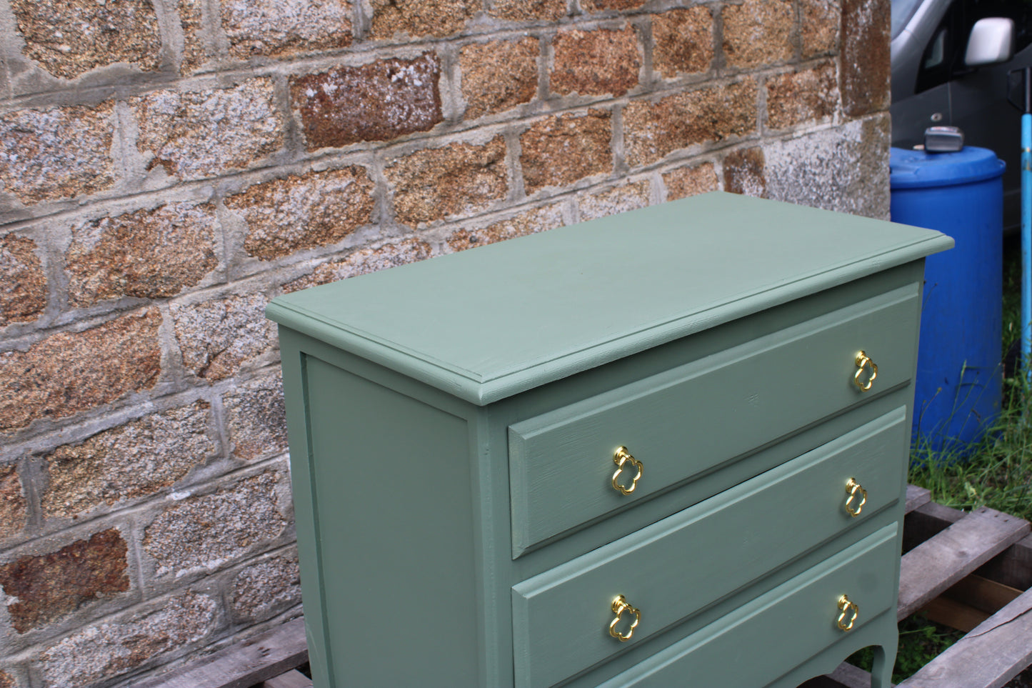 Commode vintage vert Treillis – poignées dorées & intérieur tapissé - VENDU