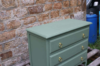Commode vintage vert Treillis – poignées dorées & intérieur tapissé - VENDU