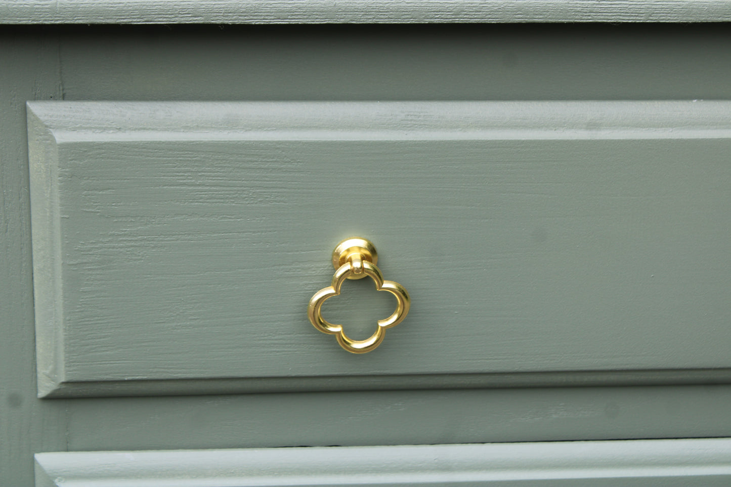 Commode vintage vert Treillis – poignées dorées & intérieur tapissé - VENDU