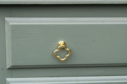 Commode vintage vert Treillis – poignées dorées & intérieur tapissé - VENDU
