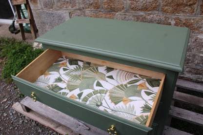 Commode vintage vert Treillis – poignées dorées & intérieur tapissé - VENDU