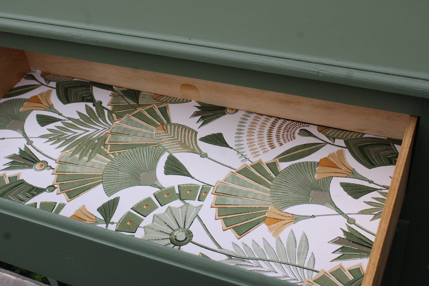 Commode vintage vert Treillis – poignées dorées & intérieur tapissé - VENDU