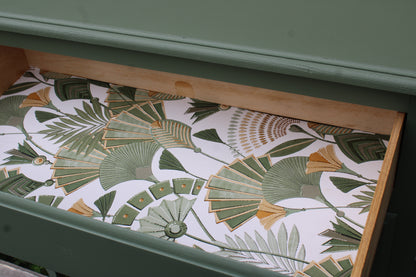 Commode vintage vert Treillis – poignées dorées & intérieur tapissé - VENDU