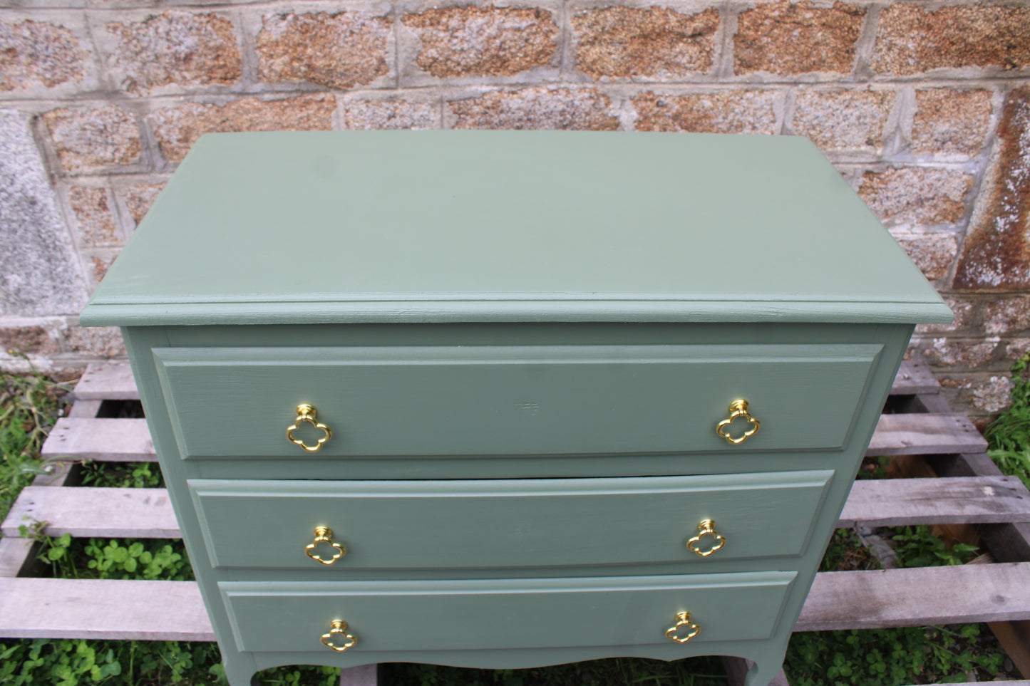 Commode vintage vert Treillis – poignées dorées & intérieur tapissé - VENDU