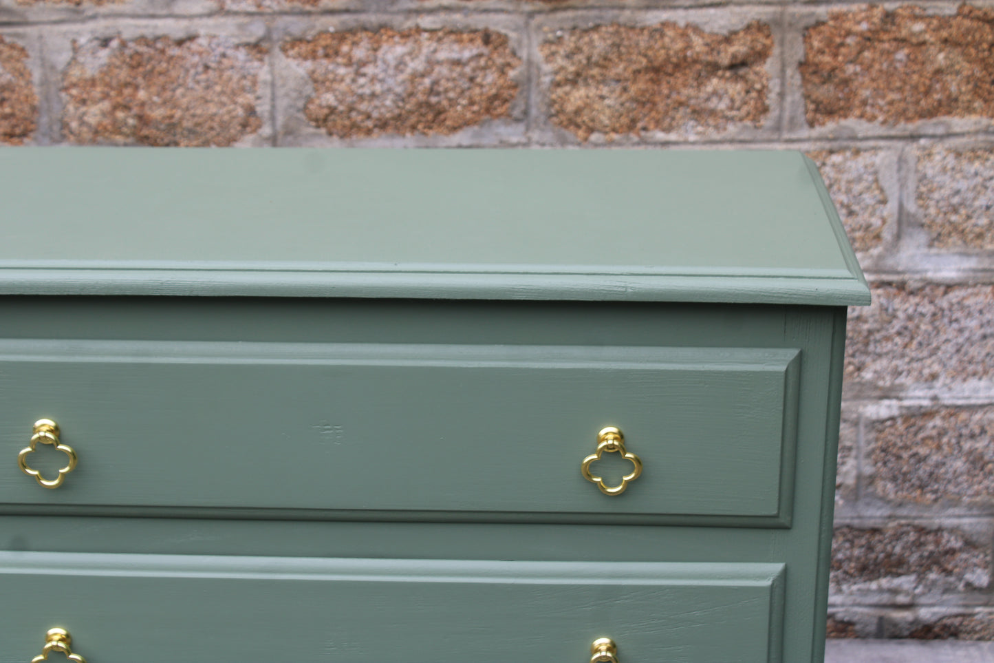 Commode vintage vert Treillis – poignées dorées & intérieur tapissé - VENDU