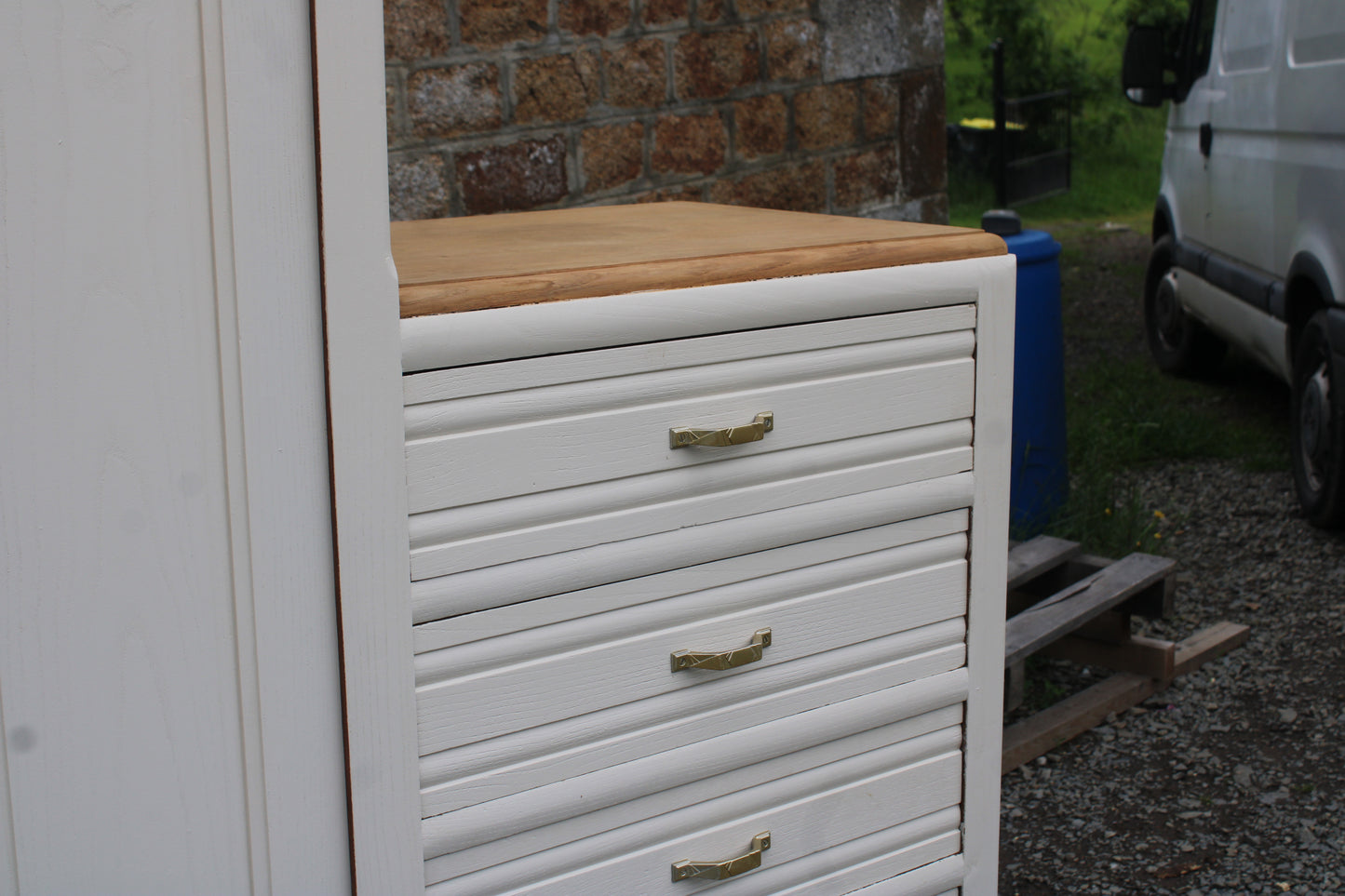 Armoire asymétrique en chêne massif – Style Art Déco revisité