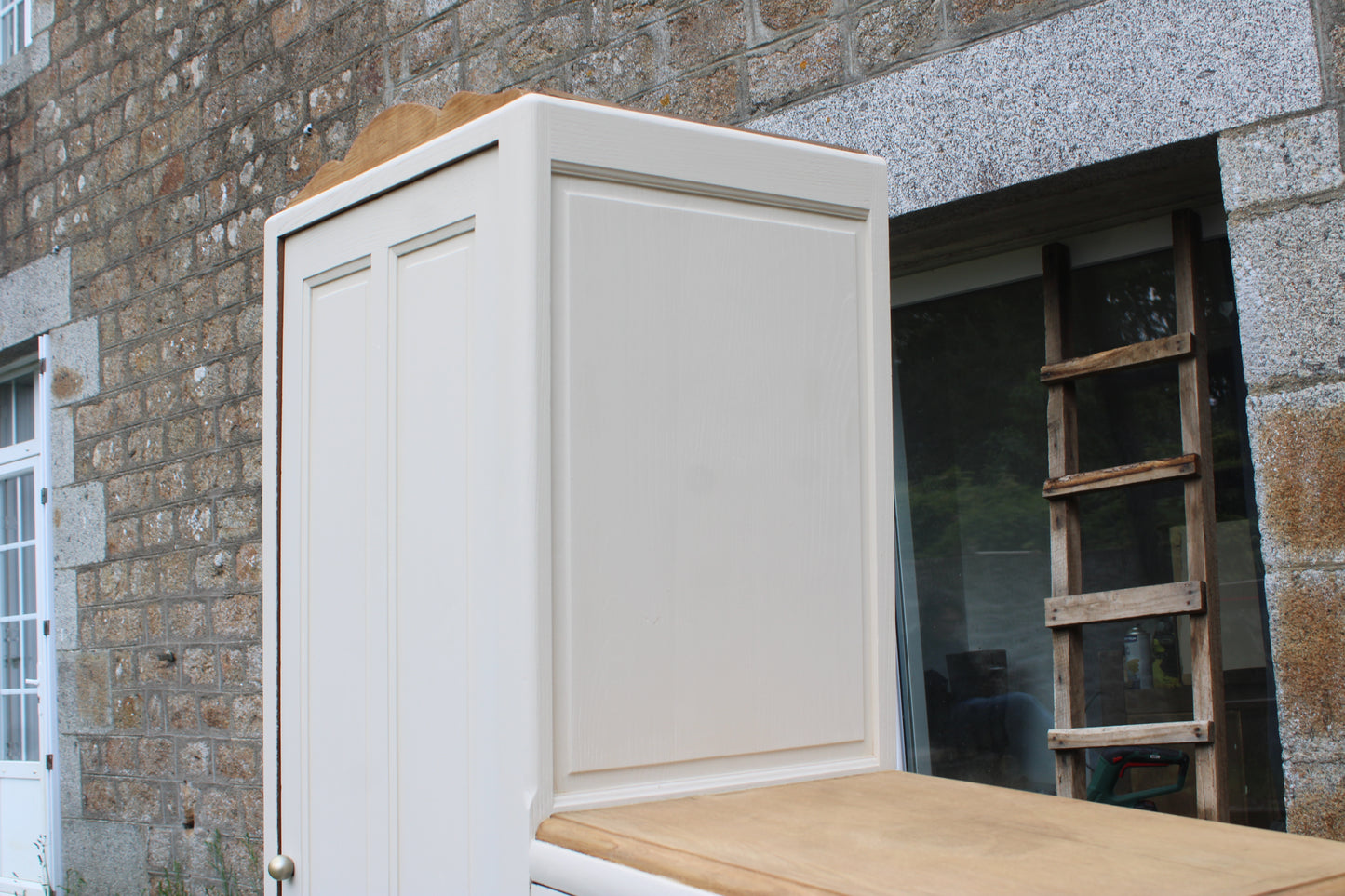 Armoire asymétrique en chêne massif – Style Art Déco revisité