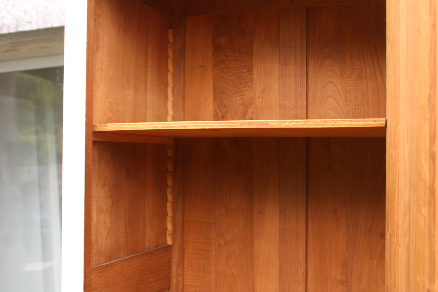 Armoire asymétrique en chêne massif – Style Art Déco revisité