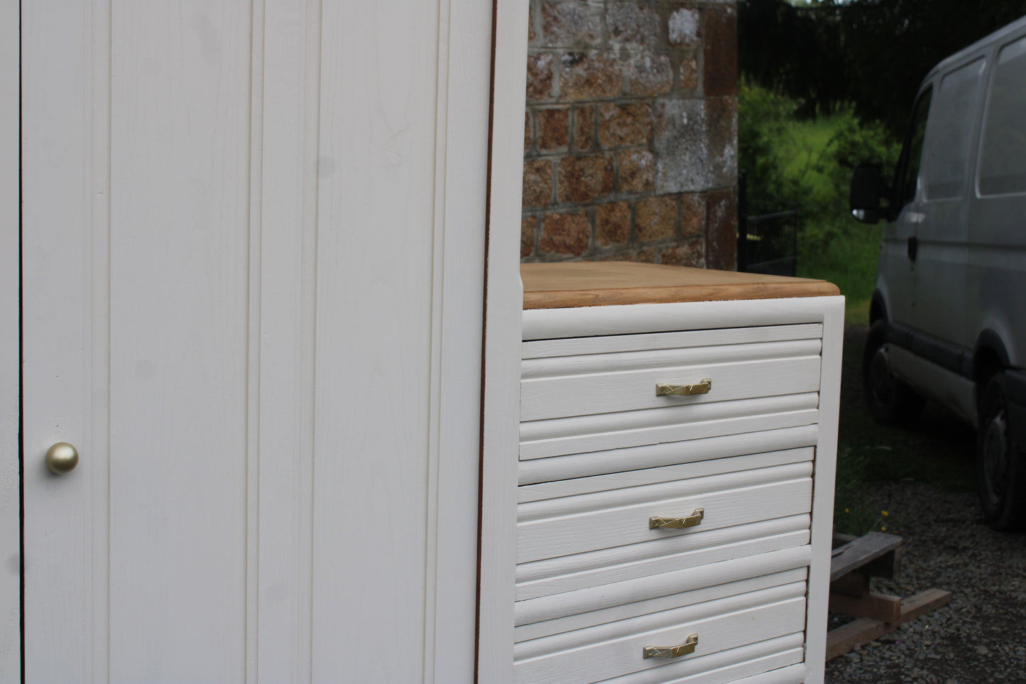 Armoire asymétrique en chêne massif – Style Art Déco revisité