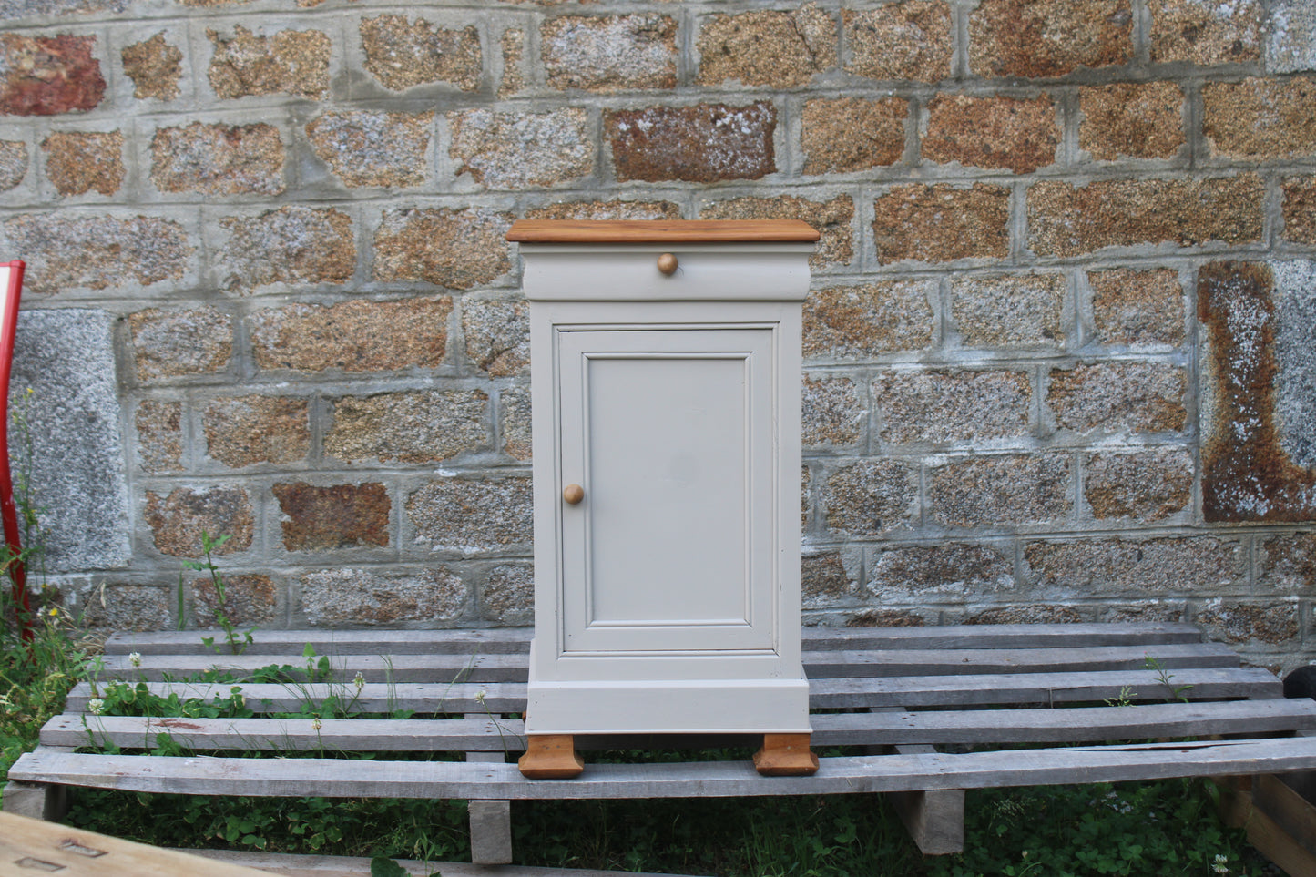 Chevet ancien rénové – Greige Galuchat, plateau bois – style maison de charme