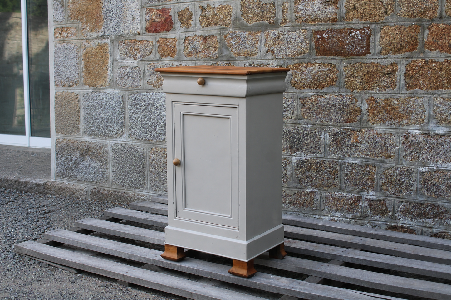 Chevet ancien rénové – Greige Galuchat, plateau bois – style maison de charme